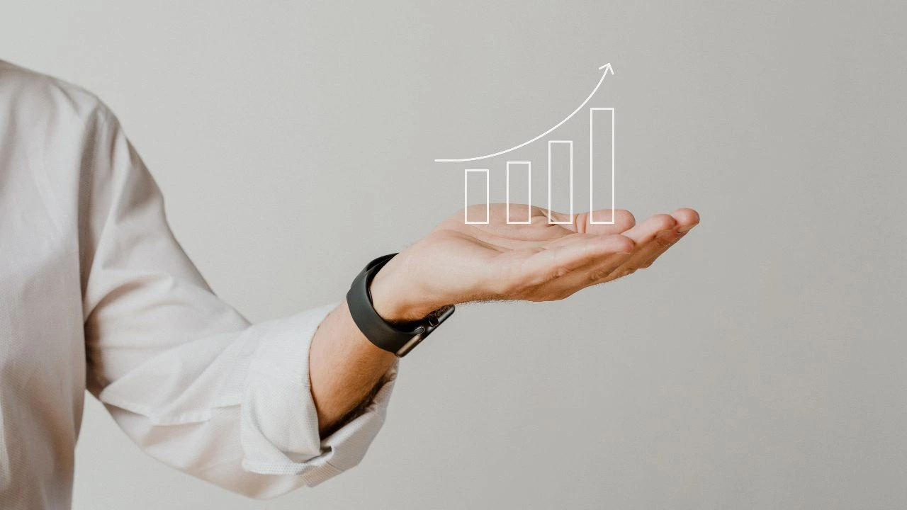 Person holding a graph symbole