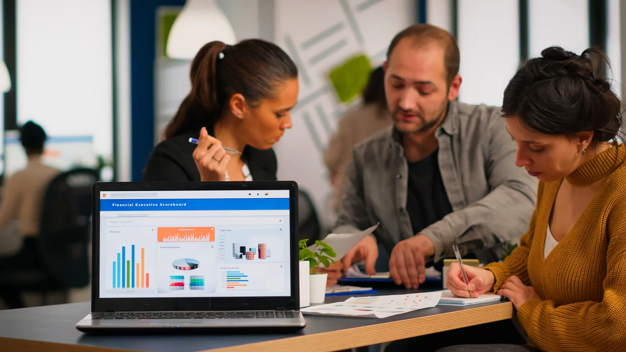 Marketing specialist discussing HubSpot solutions